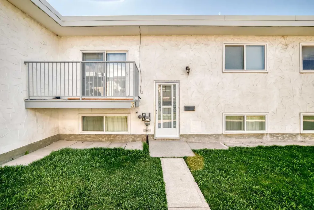 4503 75 Street NW Calgary AB T3B 2M7