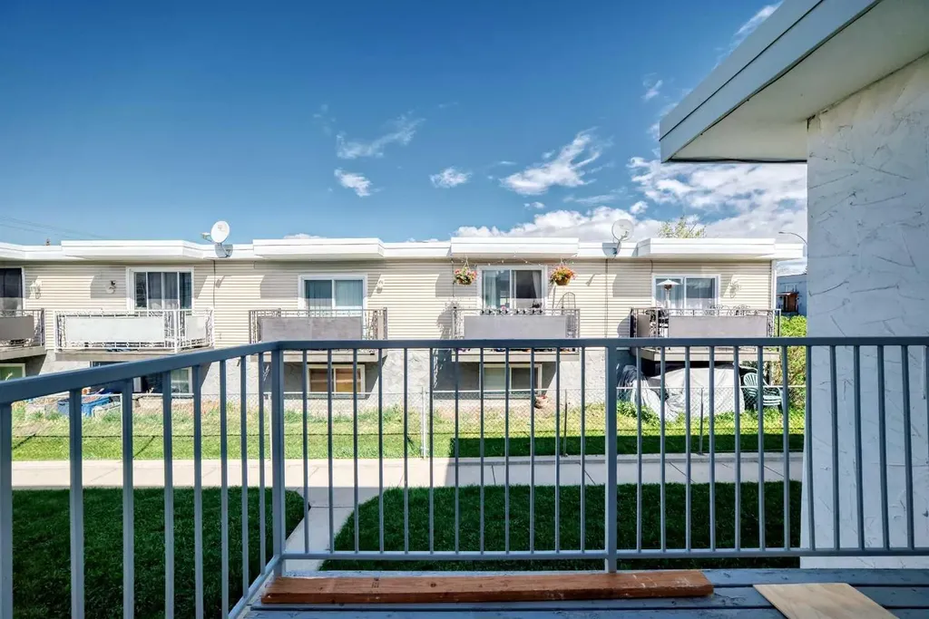 4503 75 Street NW Calgary AB T3B 2M7