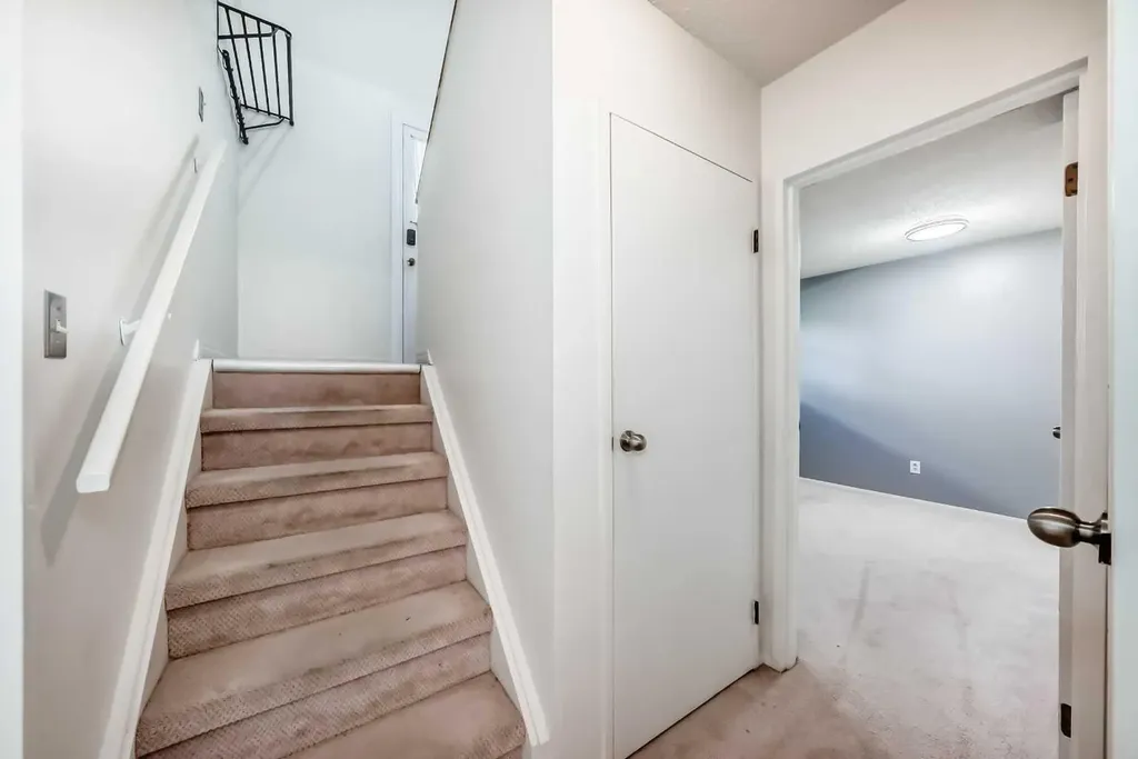 4503 75 Street NW Calgary AB T3B 2M7