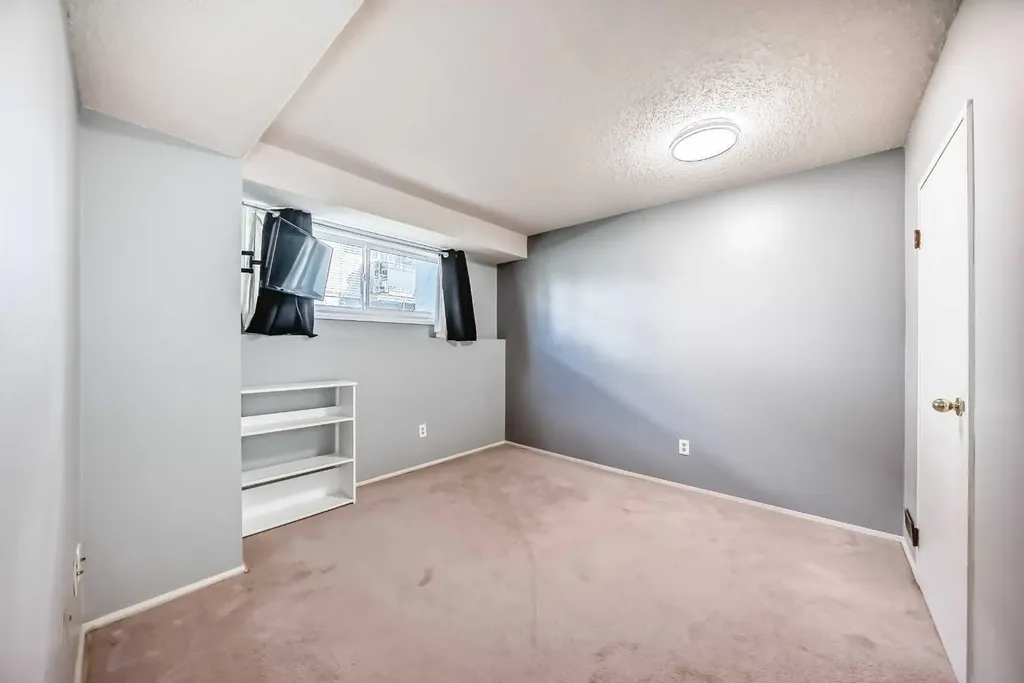 4503 75 Street NW Calgary AB T3B 2M7