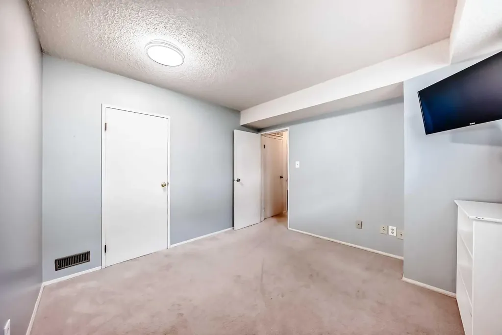 4503 75 Street NW Calgary AB T3B 2M7