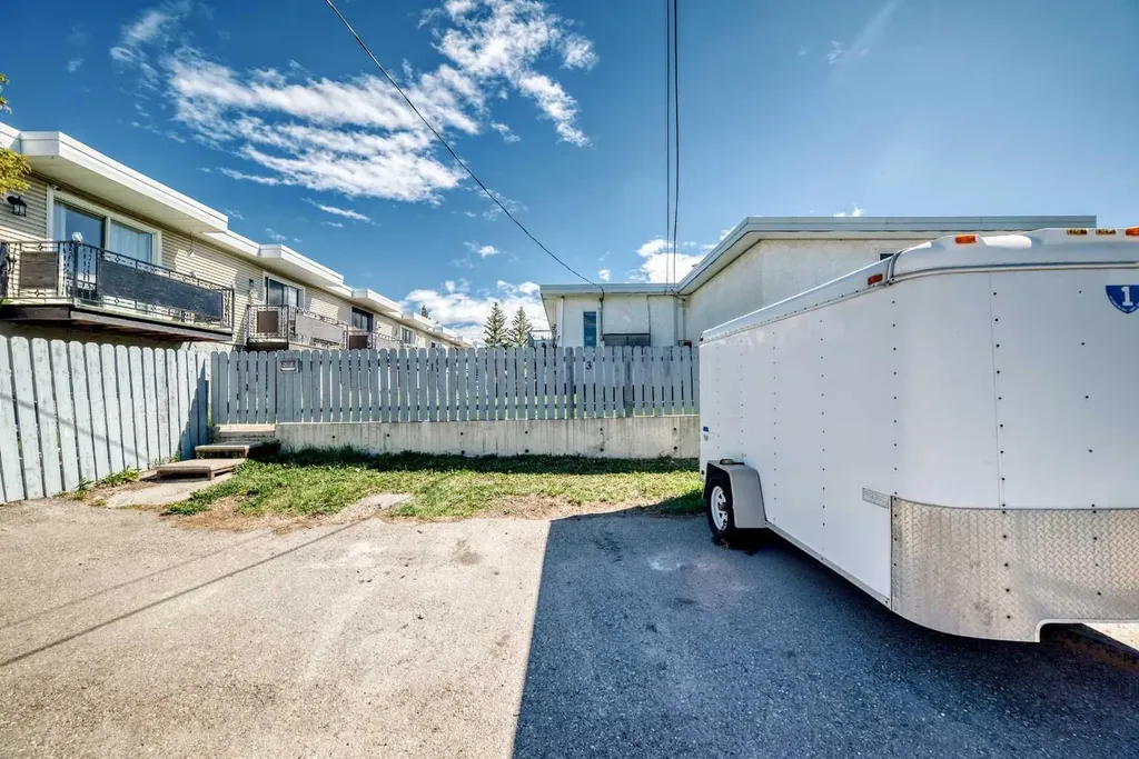 4503 75 Street NW Calgary AB T3B 2M7