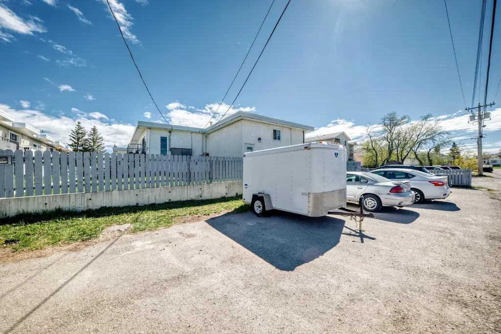 4503 75 Street NW Calgary AB T3B 2M7