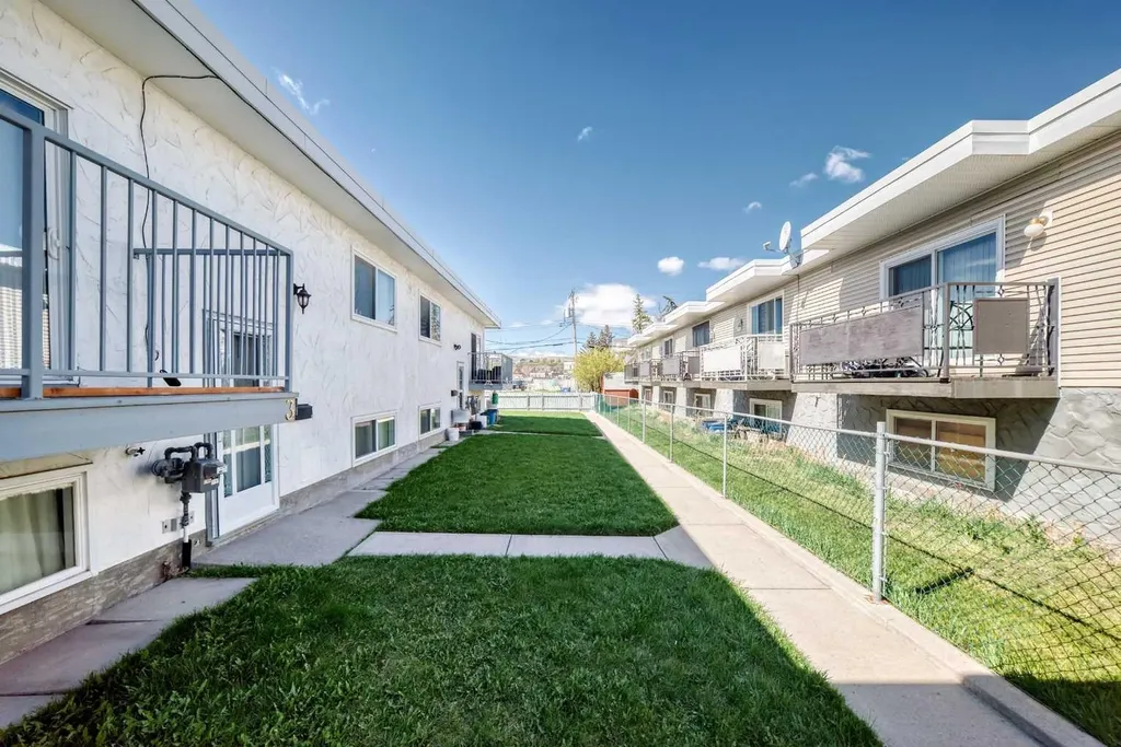 4503 75 Street NW Calgary AB T3B 2M7
