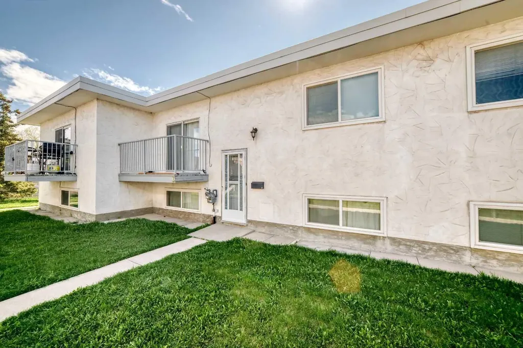 4503 75 Street NW Calgary AB T3B 2M7
