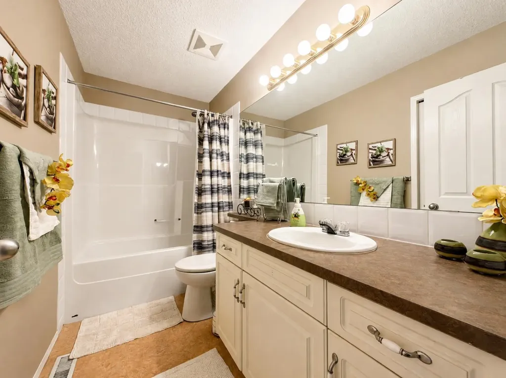42 Inverness View SE Calgary AB T2Z 3P8