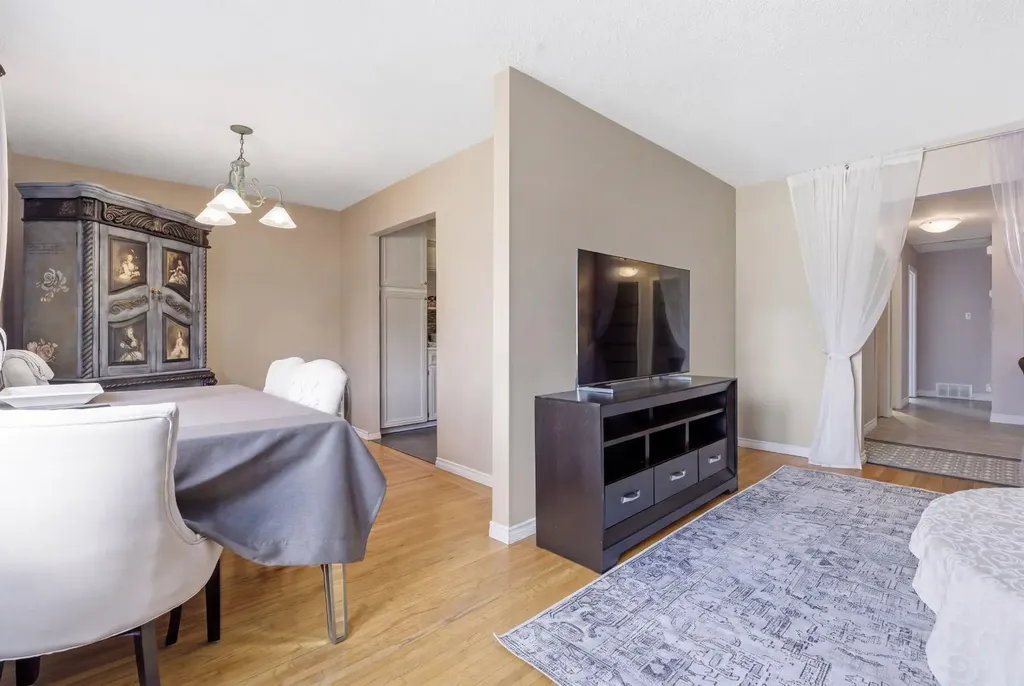 1703 110 Avenue SW Calgary AB T2W 0E4