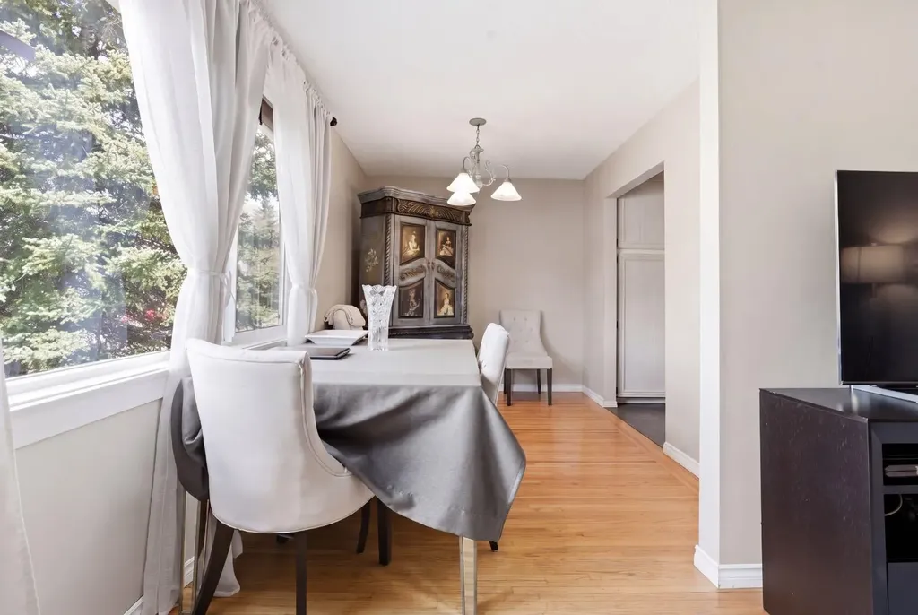 1703 110 Avenue SW Calgary AB T2W 0E4