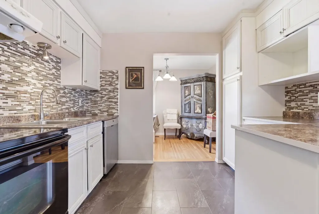 1703 110 Avenue SW Calgary AB T2W 0E4