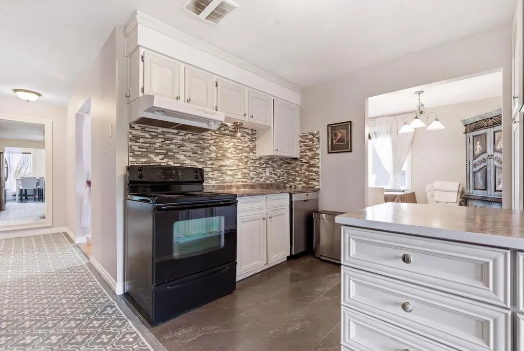 1703 110 Avenue SW Calgary AB T2W 0E4