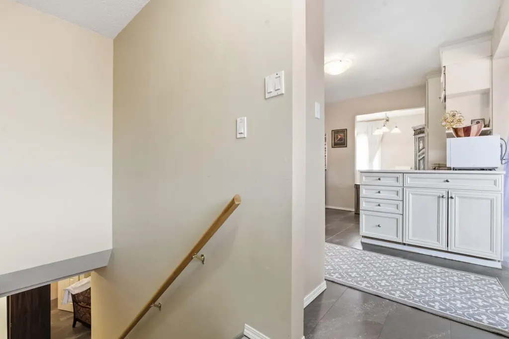 1703 110 Avenue SW Calgary AB T2W 0E4