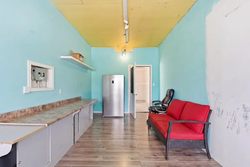 1703 110 Avenue SW Calgary AB T2W 0E4