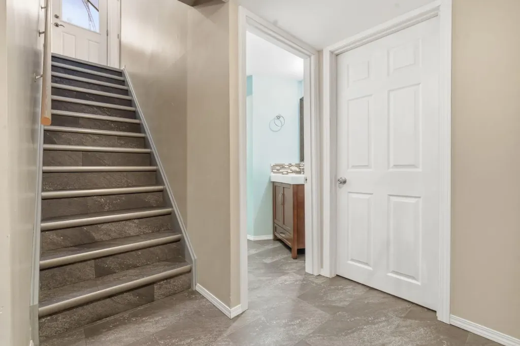 1703 110 Avenue SW Calgary AB T2W 0E4