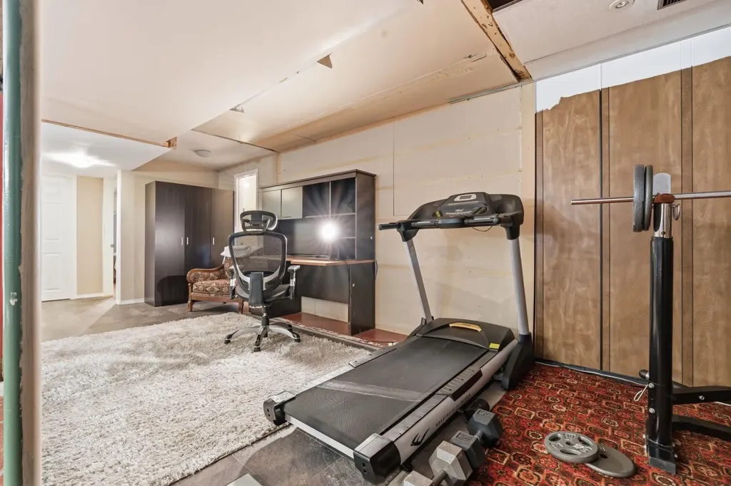 1703 110 Avenue SW Calgary AB T2W 0E4