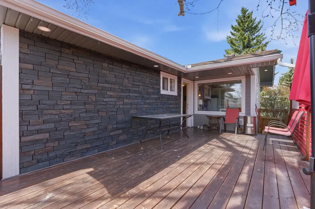 1703 110 Avenue SW Calgary AB T2W 0E4
