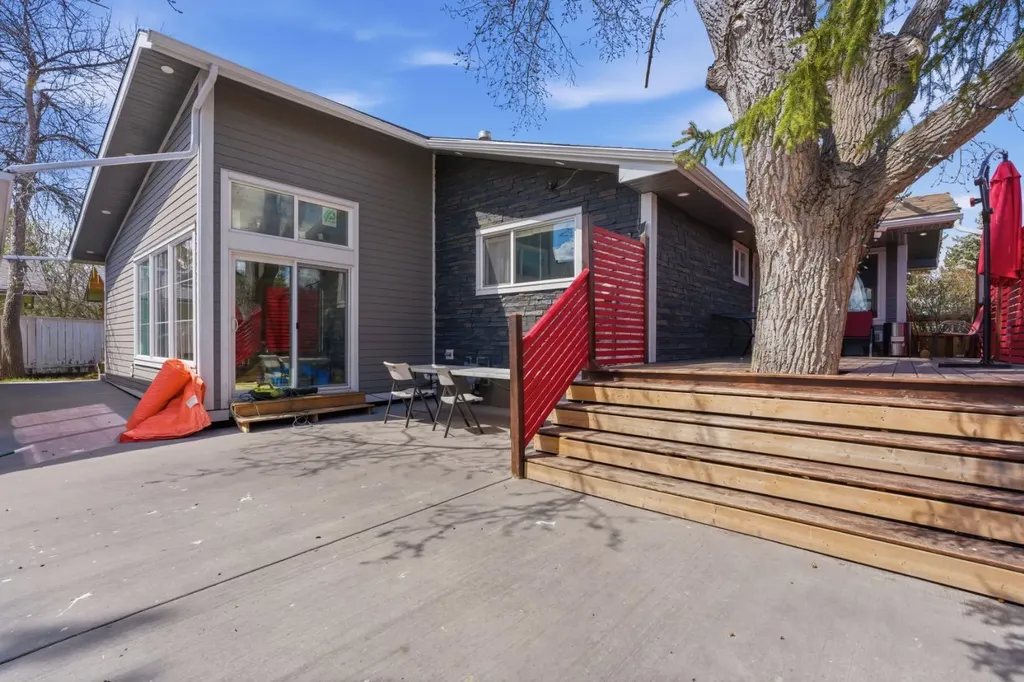 1703 110 Avenue SW Calgary AB T2W 0E4