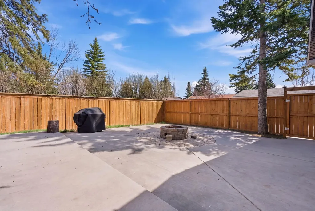 1703 110 Avenue SW Calgary AB T2W 0E4