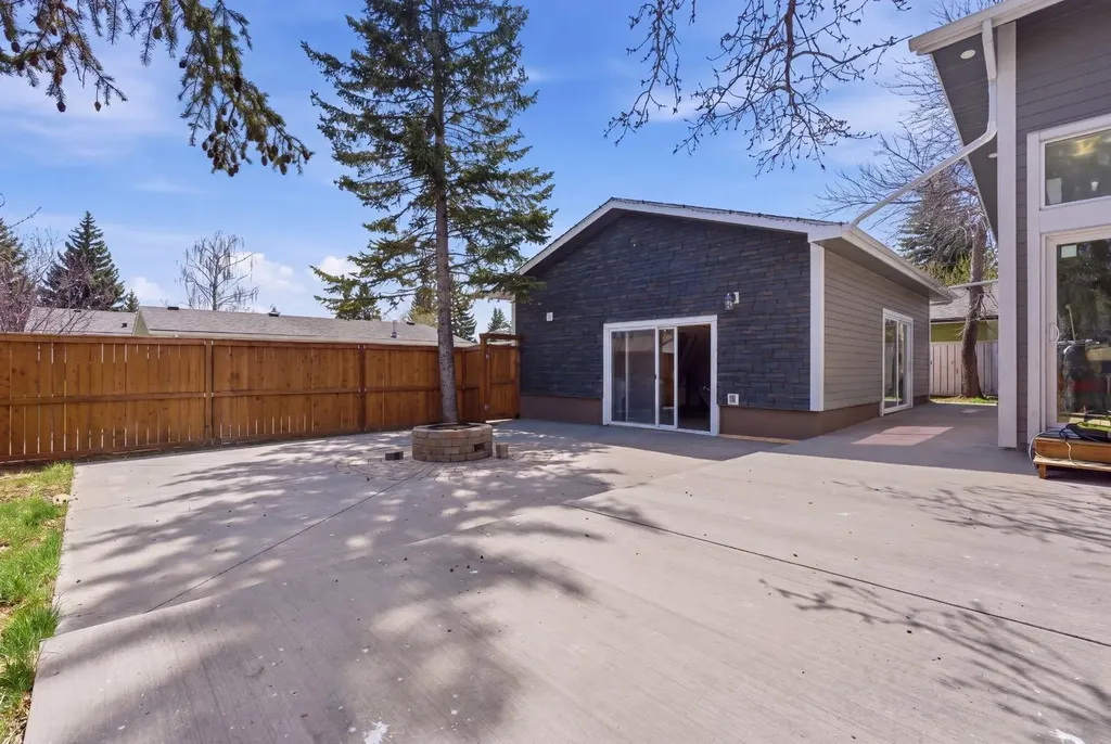 1703 110 Avenue SW Calgary AB T2W 0E4