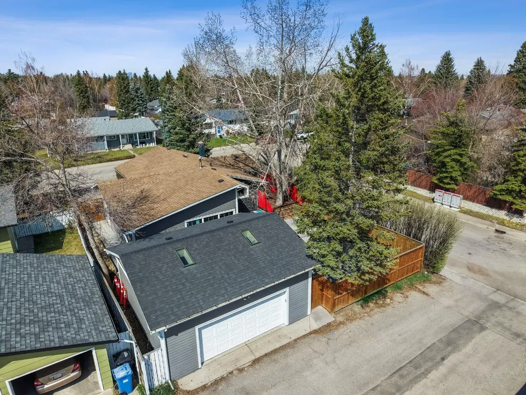 1703 110 Avenue SW Calgary AB T2W 0E4