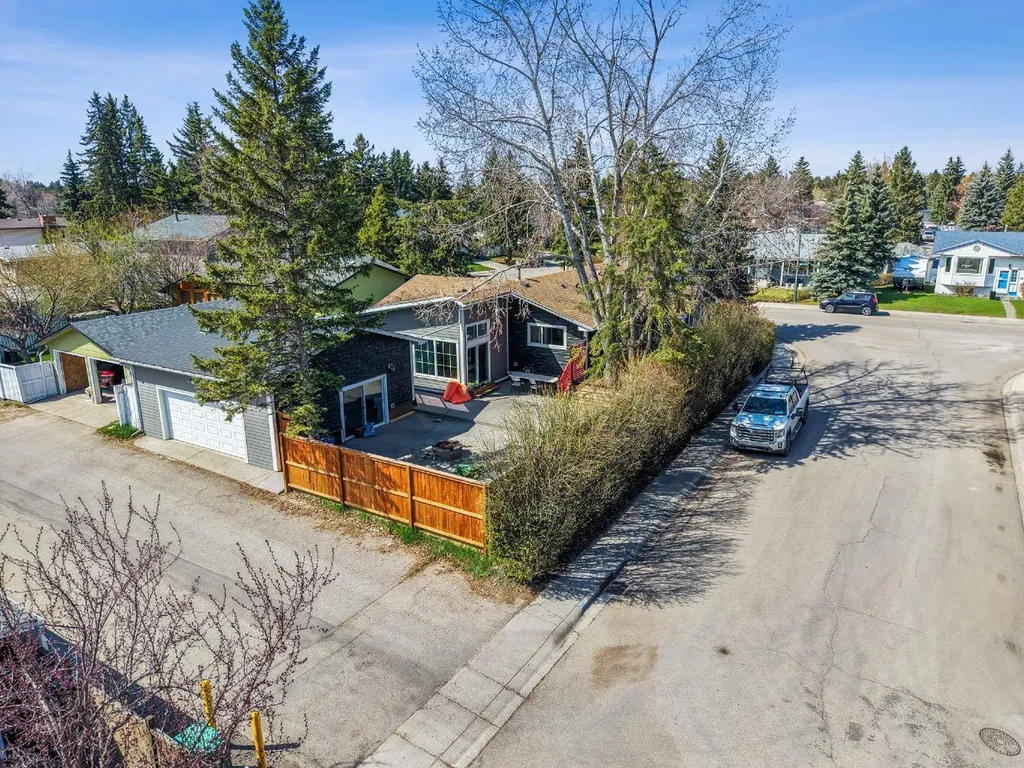 1703 110 Avenue SW Calgary AB T2W 0E4