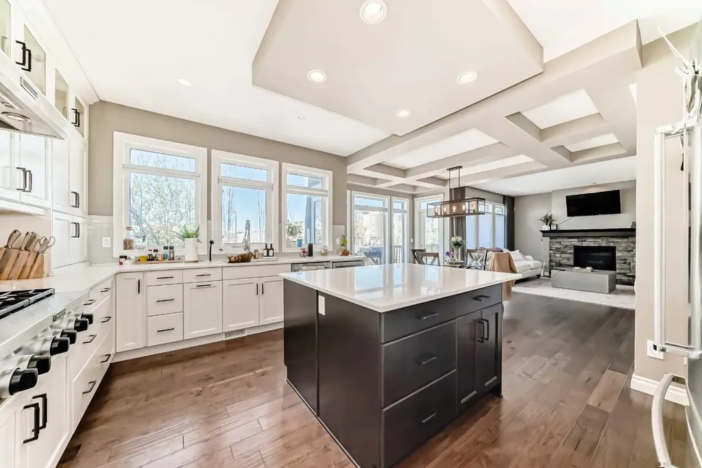 7 Westland Manor SW Calgary AB T3H 0W2