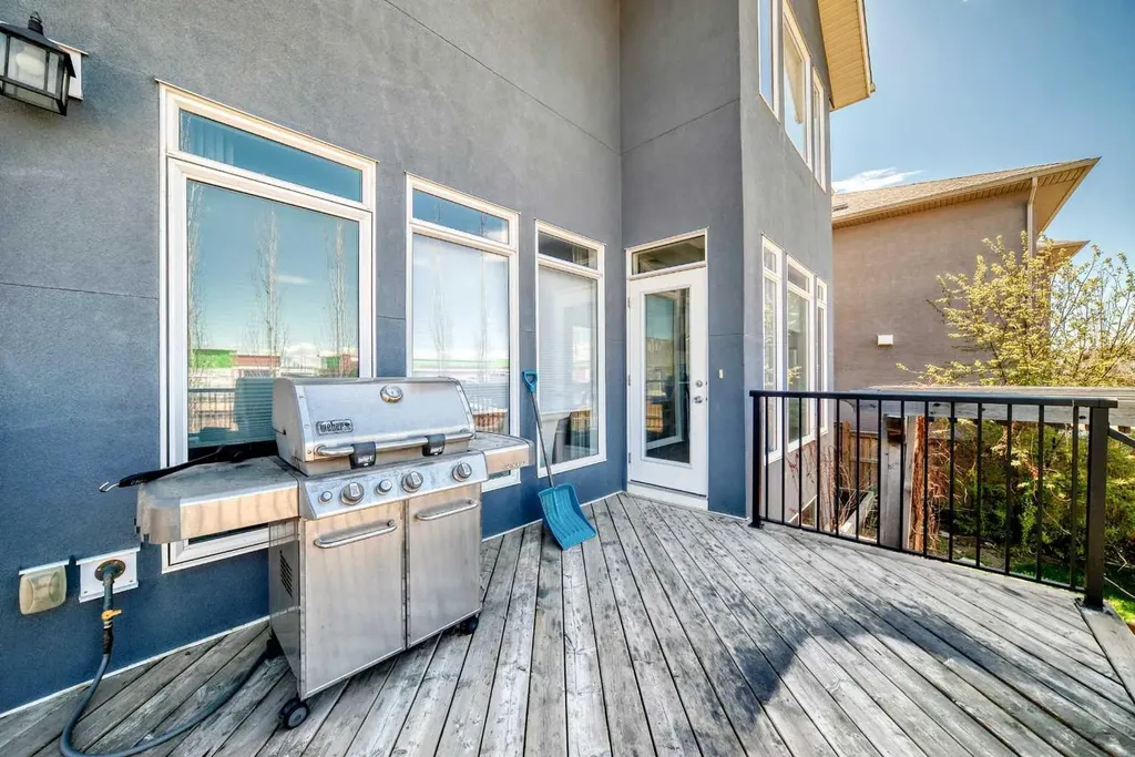 7 Westland Manor SW Calgary AB T3H 0W2