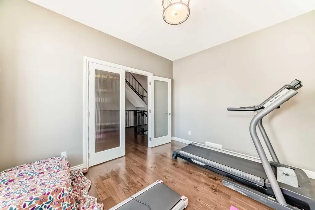 7 Westland Manor SW Calgary AB T3H 0W2