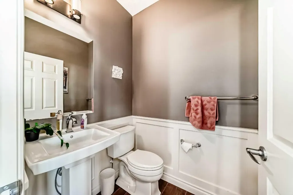 7 Westland Manor SW Calgary AB T3H 0W2