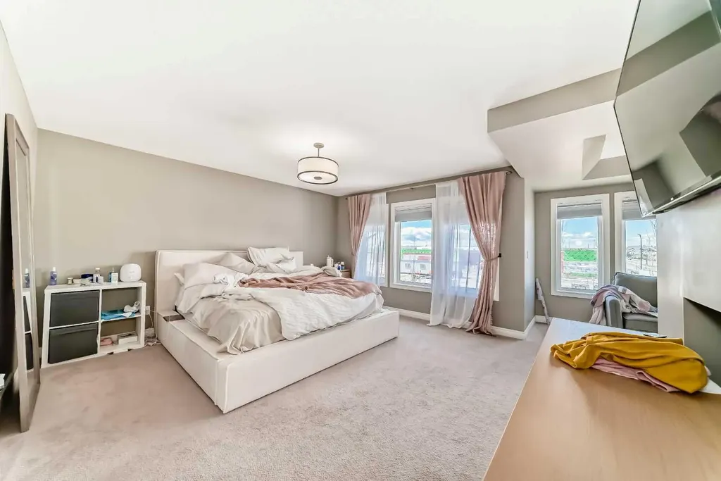 7 Westland Manor SW Calgary AB T3H 0W2