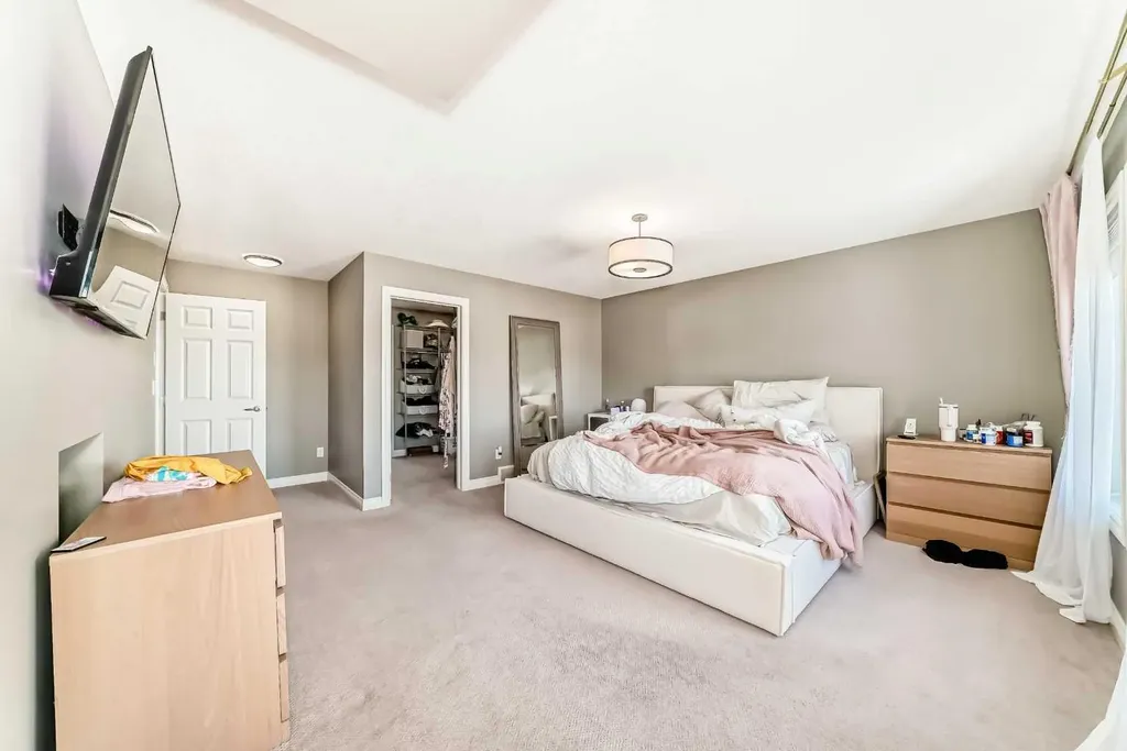 7 Westland Manor SW Calgary AB T3H 0W2