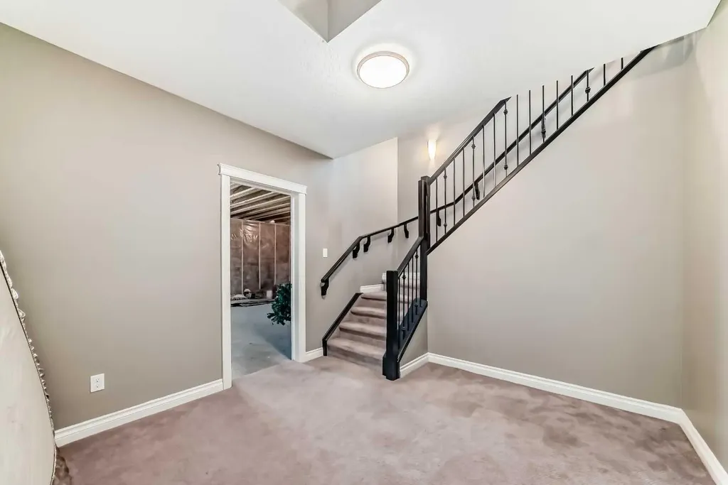 7 Westland Manor SW Calgary AB T3H 0W2