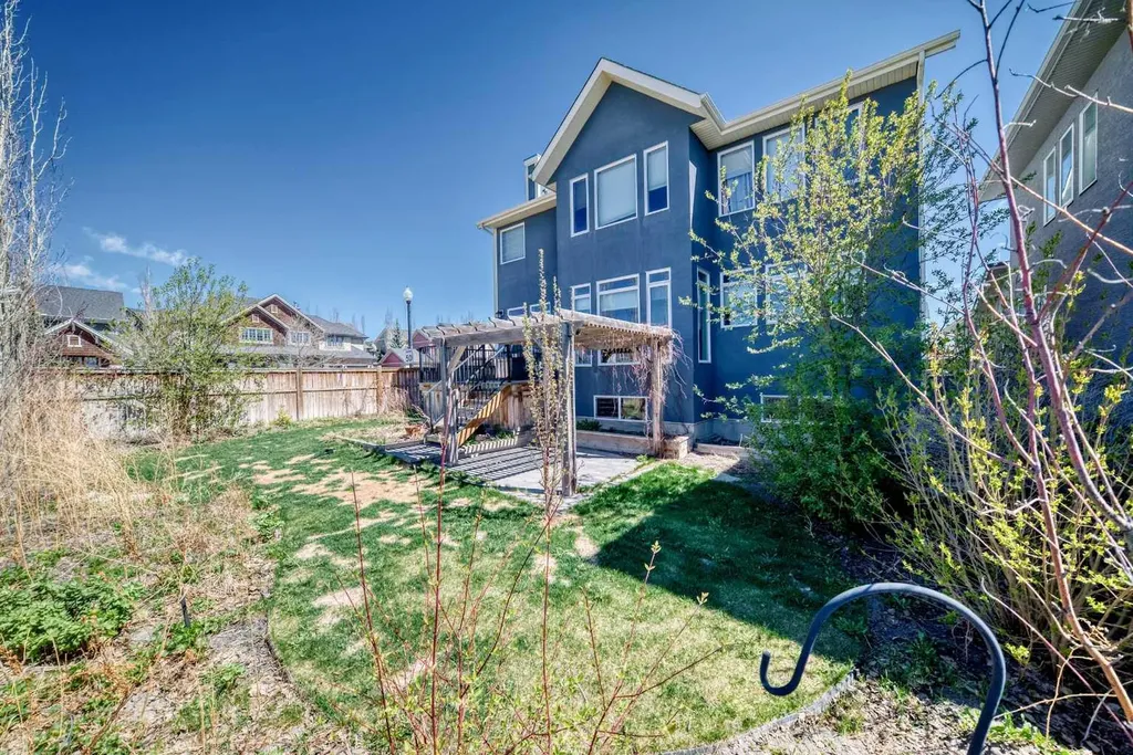 7 Westland Manor SW Calgary AB T3H 0W2