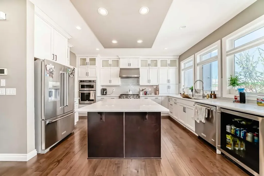7 Westland Manor SW Calgary AB T3H 0W2