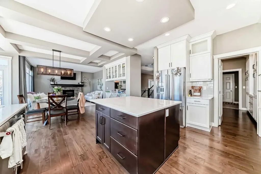 7 Westland Manor SW Calgary AB T3H 0W2