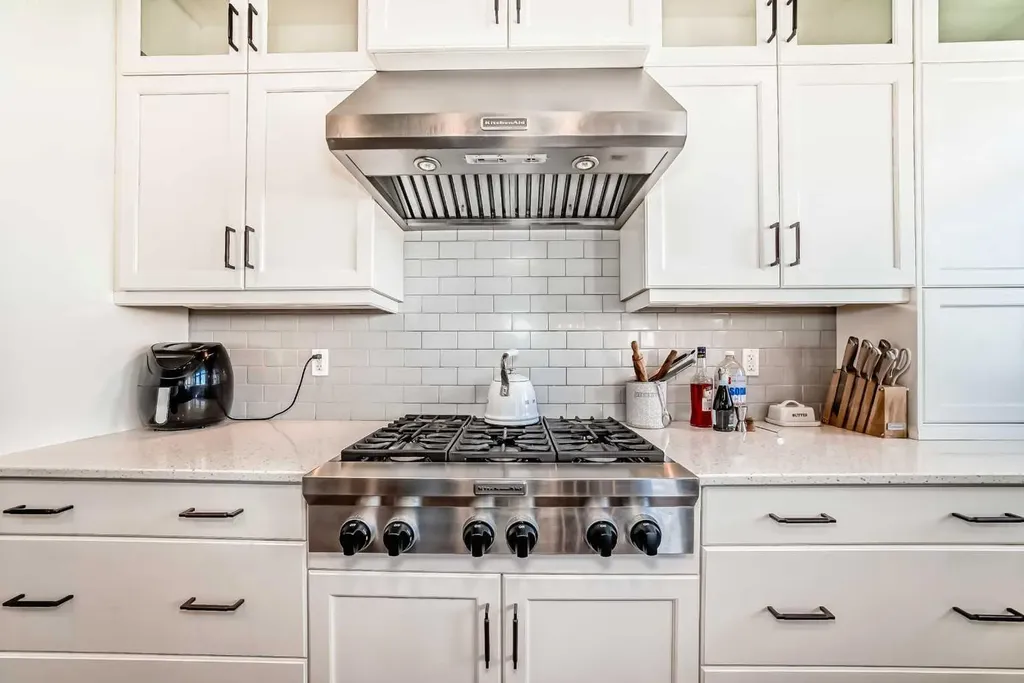 7 Westland Manor SW Calgary AB T3H 0W2