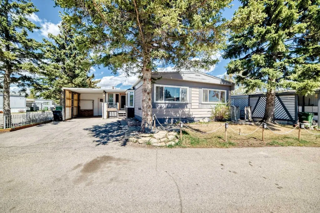 3223 83 Street NW Calgary AB T3B 5N4