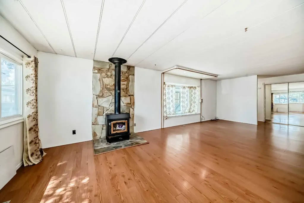 3223 83 Street NW Calgary AB T3B 5N4