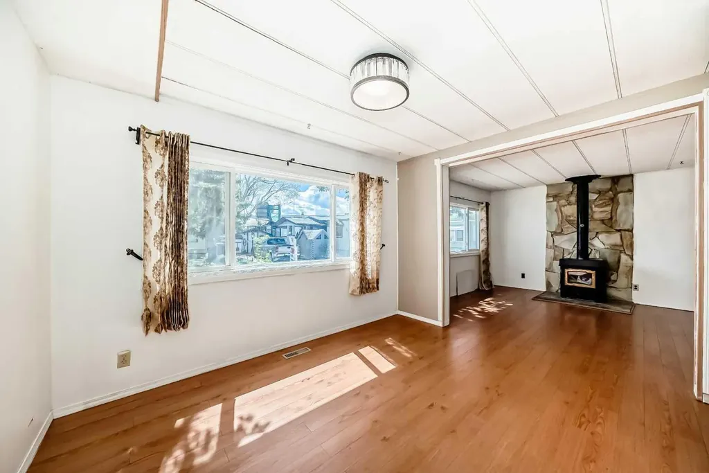 3223 83 Street NW Calgary AB T3B 5N4