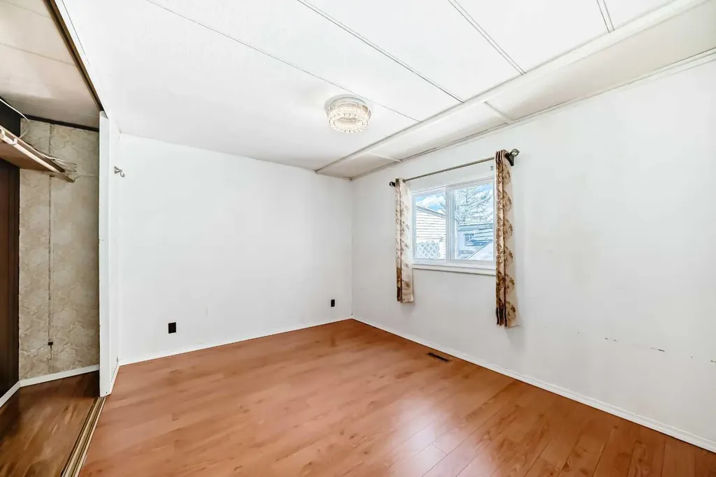 3223 83 Street NW Calgary AB T3B 5N4