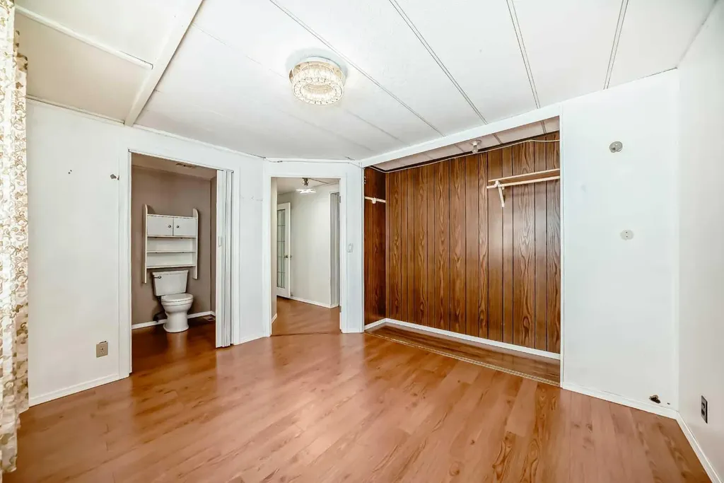 3223 83 Street NW Calgary AB T3B 5N4