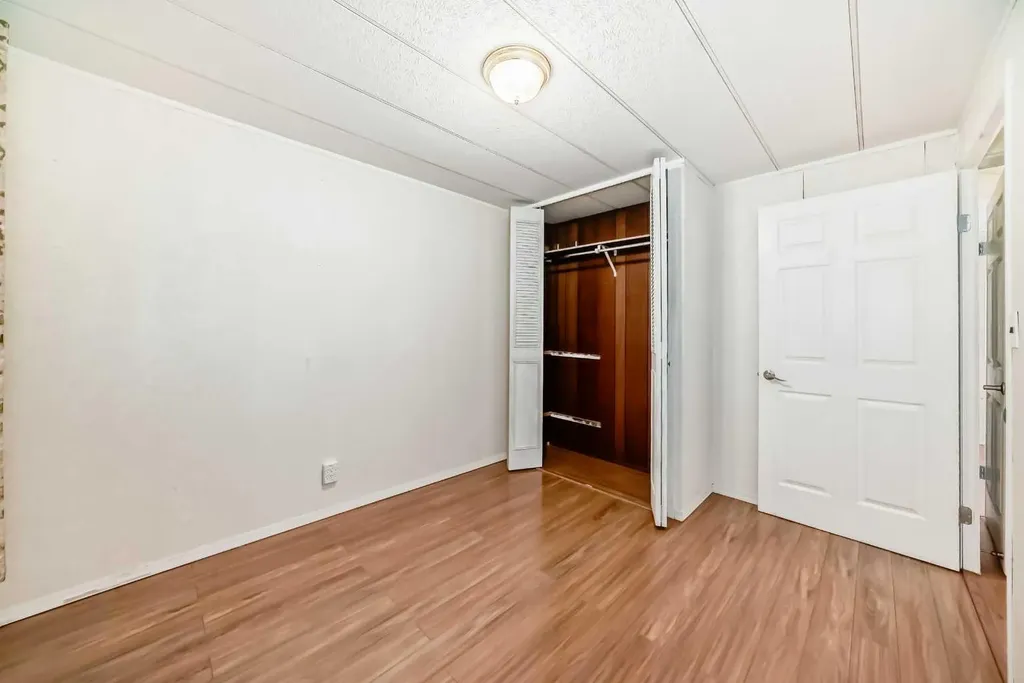 3223 83 Street NW Calgary AB T3B 5N4