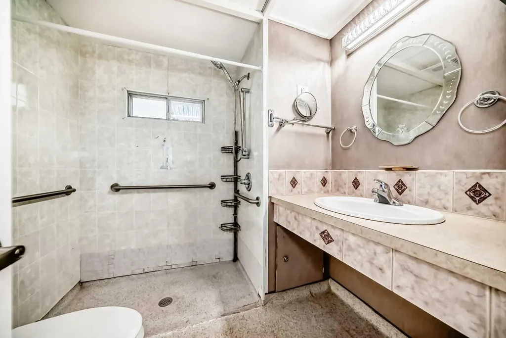 3223 83 Street NW Calgary AB T3B 5N4