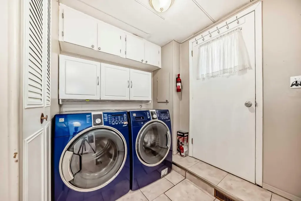 3223 83 Street NW Calgary AB T3B 5N4