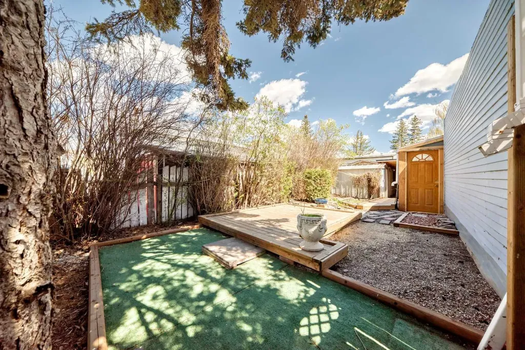 3223 83 Street NW Calgary AB T3B 5N4