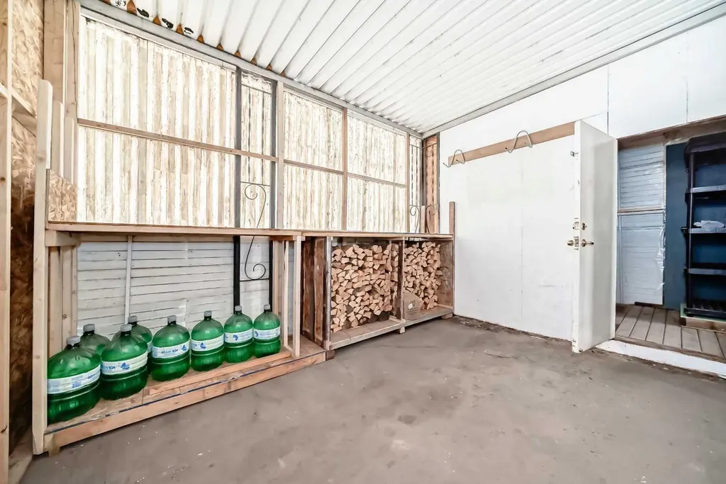 3223 83 Street NW Calgary AB T3B 5N4