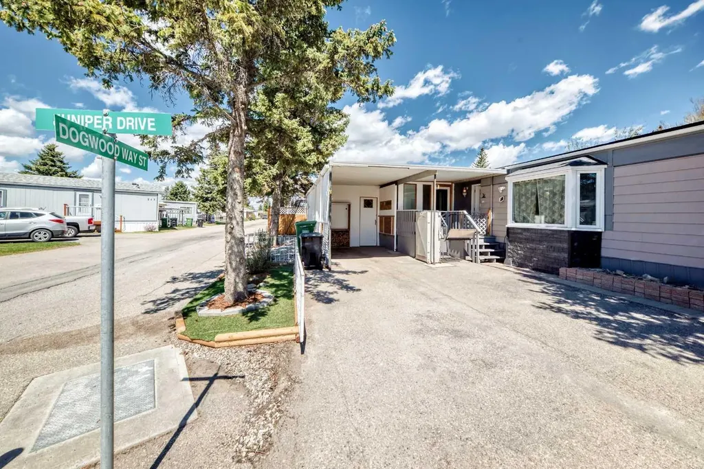3223 83 Street NW Calgary AB T3B 5N4