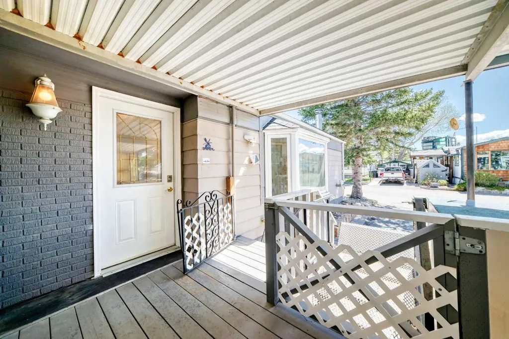 3223 83 Street NW Calgary AB T3B 5N4