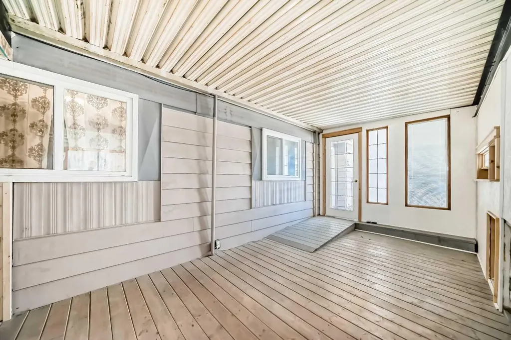 3223 83 Street NW Calgary AB T3B 5N4