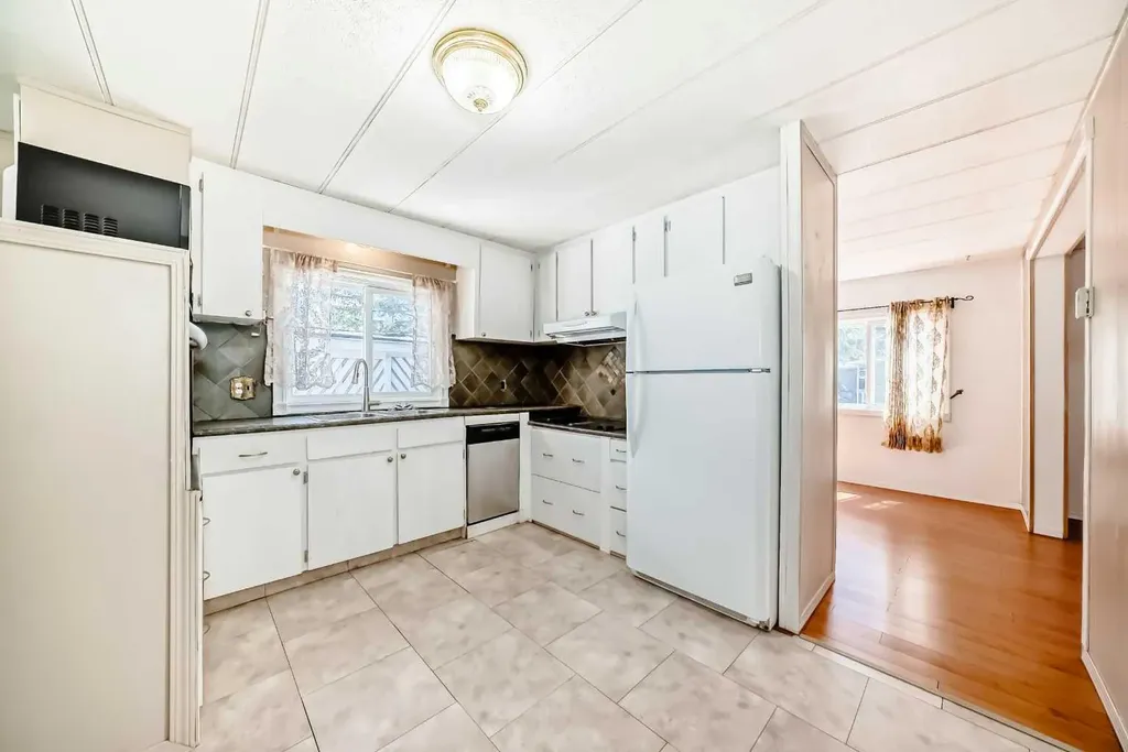 3223 83 Street NW Calgary AB T3B 5N4