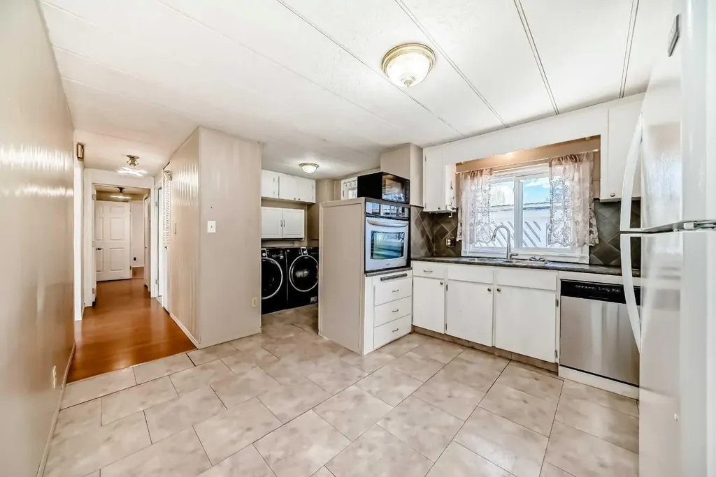 3223 83 Street NW Calgary AB T3B 5N4